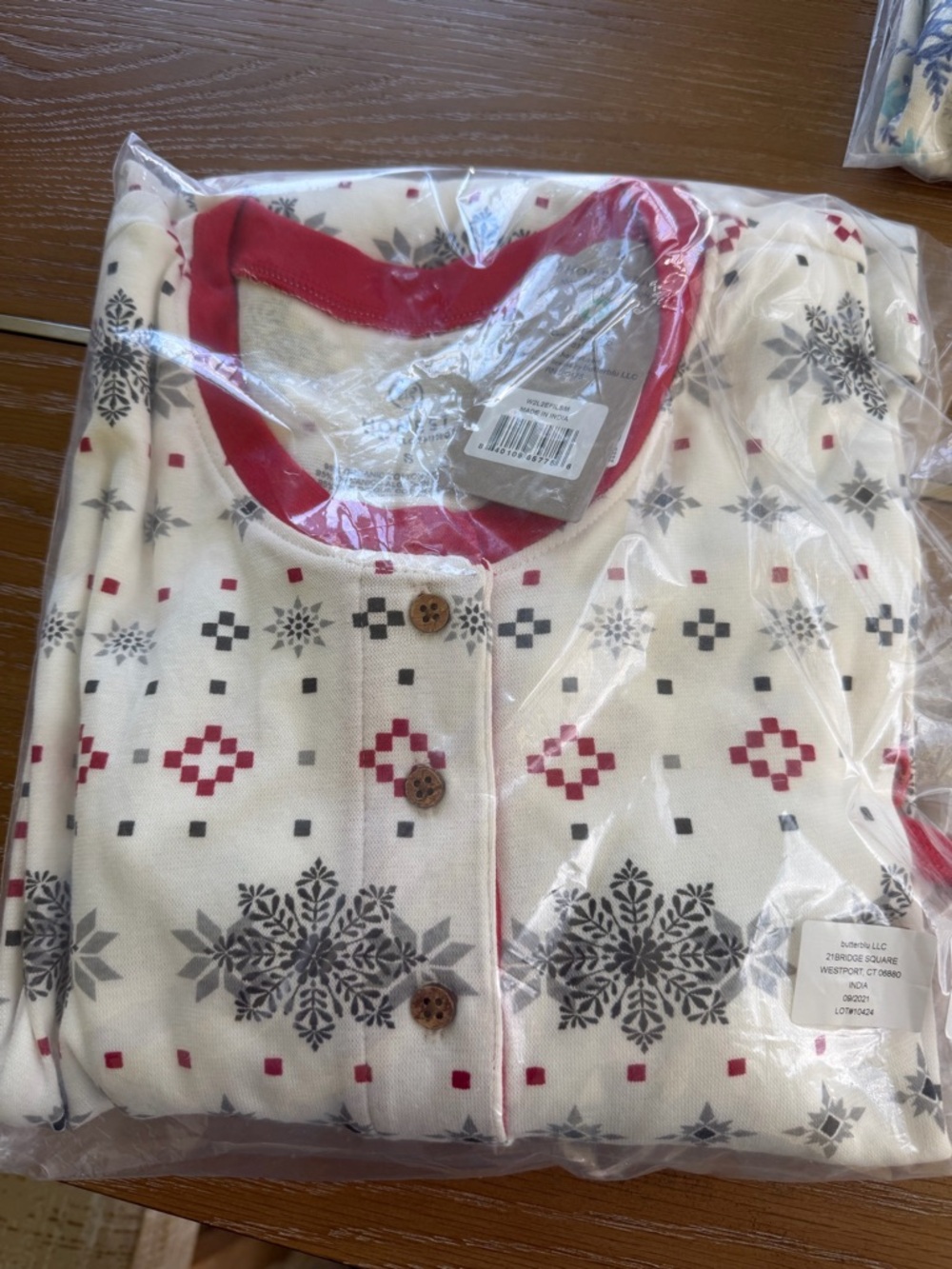 NEST Fragrances Honest Baby Clothing Red-Trim Snowflake Print Top